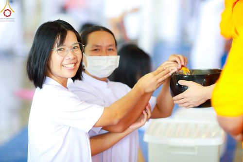 ภาพ No.139136:พิธีตักบาตร , พิธีบูชาข้าวพระ ณ ห้องแก้วสารพัด 1 สภาธรรมกายสากล วัดพระธรรมกาย วันอาทิตย์ต้นเดือนที่ 2 มิถุนายน พ.ศ. 2567