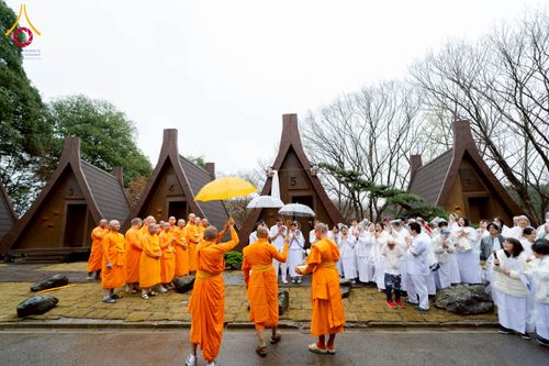 ภาพ No.221037:วันที่ 13 เมษายน พ.ศ. 2568 พิธีโปรยรัตนชาติปฐมเริ่มสถาปนาเจดีย์ และ พิธีเปิดหมู่บ้านปฏิบัติธรรม เพื่อการบรรลุธรรม ณ วัดป่าธรรมกายนานาชาติโทชิหงิ  ประเทศญี่ปุ่น