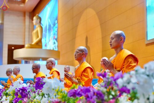 ภาพ No.177647:พิธีตักบาตรและพิธีบูชาข้าวพระ ในวันอาทิตย์ต้นเดือนที่ 1 ธันวาคม พ.ศ. 2567 ณ สภาธรรมกายสากล วัดพระธรรมกาย