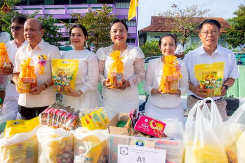 ภาพ No.235223:วันอาทิตย์ที่ 27 กรกฎาคม พ.ศ. 2568 พิธีตักบาตรพระ1,000 รูป ทำบุญเมืองพัทลุง ประธานสงฆ์ พระปริยัติวชิโรดม  เจ้าคณะจังหวัดพัทลุง ประธานฆราวาส นายรัฐศาสตร์ ชิดชู  ผู้ว่าราชการจังหวัดพัทลุง