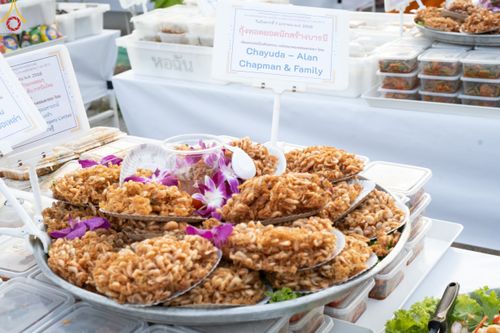 ภาพ No.190536:สาธุชนถวายภัตตาหารเป็นสังฆทาน แด่พระธรรมยาตรา ณ อนุสรณ์สถานมหาวิหารพระมงคลเทพมุนี (โลตัสแลนด์) อ.สองพี่น้อง จ.สุพรรณบุรี ในโครงการธรรมยาตรา กตัญญูบูชา มหาปูชนียาจารย์ พระมงคลเทพมุนี(สด จนฺทสโร) พระผู้ปราบมาร แห่ง ปีที่ 13 วันที่ 7 มกราคม พ.ศ.2568