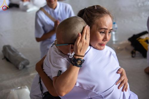 ภาพ No.133978:พิธีขอขมามอบผ้าไตร โครงการบรรพชาสามเณร ศูนย์อบรมวัดพระธรรมกาย ณ วัดพระธรรมกาย วันเสาร์ที่ 6 เมษายน พ.ศ. 2567