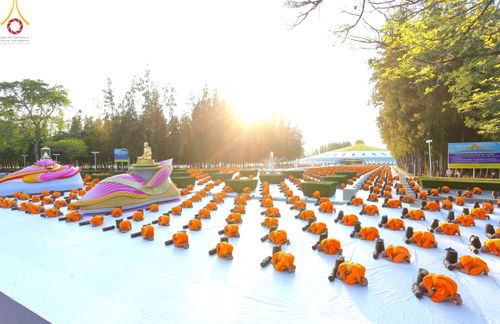 ภาพ No.104463:พระธรรมยาตราร่วมปฏิบัติธรรม และถ่ายภาพหมู่ประวัติศาสตร์ หน้ามหาวิหารพระมงคลเทพมุนี วันที่ 27 ธันวาคม พ.ศ. 2566