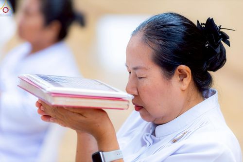 ภาพ No.228390:วันอาทิตย์ที่ 8 มิถุนายน พ.ศ. 2568 พิธีถวายทุนสนับสนุนพระไตรปิฎกฉบับธรรมชัย และอนุรักษ์คัมภีร์โบราณ ณ ห้องแก้วสารพัดนึก 2 วัดพระธรรมกาย