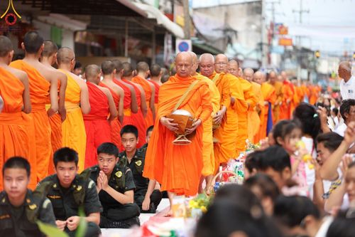 ภาพ No.146313:ตักบาตรพระ 1,384 รูป ทำบุญเมืองฝางครบรอบ 1,383 ปี ถวายเป็นพระราชกุศลแด่พระบาทสมเด็จพระเจ้าอยู่หัว เนื่องในโอกาสพระราชพิธีมหามงคล เฉลิมพระชนมพรรษา 6 รอบ 72 พรรษา วันเสาร์ที่ 27 กรกฎาคม พ.ศ.2567  ณ ถนนหน้าที่ว่าการอำเภอฝาง จ.เชียงใหม่