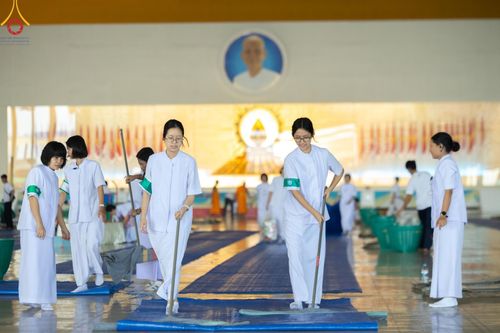 ภาพ No.167563:พิธีตักบาตรและพิธีบูชาข้าวพระ ในวันอาทิตย์ที่ 3 พฤศจิกายน พ.ศ. 2567 ณ วัดพระธรรมกาย