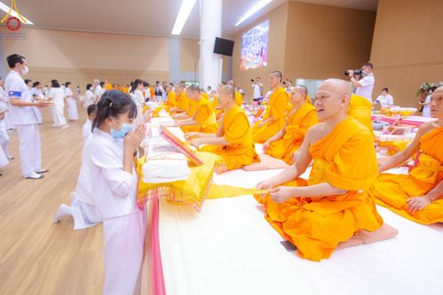 ภาพ No.138872:พิธีถวายกองทุนสนับสนุน การสร้างพระไตรปิฎกฉบับธรรมชัย และอนุรักษ์คัมภีร์ใบลาน น้อมบูชาธรรมหลวงพ่อธัมมชโย 80 ปี ณ ห้องแก้วสารพัดนึก 2 วัดพระธรรมกาย วันเสาร์ที่ 1 มิถุนายน พศ. 2567