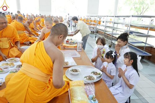 ภาพ No.205753:พิธีสวดพระพุทธมนต์ และถวายภัตตาหารเมนูสวรรค์แด่พระภิกษุ สามเณร วันจันทร์ที่ 3 กุมภาพันธ์ พ.ศ. 2568 ณ หอฉันคุณยายอาจารย์ฯ วัดพระธรรมกาย
