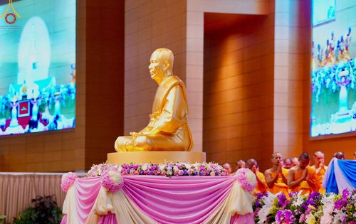 ภาพ No.160040:พิธีปฎิบัติธรรม , พิธีสักการะพระมงคลเทพมุนี (สด จนฺทสโร) พระผู้ปราบมาร ณ สภาธรรมกายสากล วัดพระธรรมกาย วันพฤหัสบดีที่ 10 ตุลาคม พ.ศ. 2567