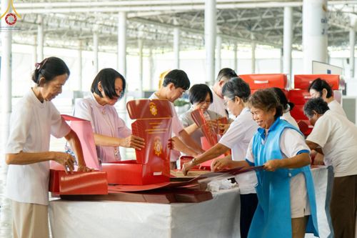 ภาพ No.210945:วันที่ 15 มีนาคม พ.ศ. 2568  บุญบรรจุกล่องไทยธรรม เพื่อถวายแด่พระสังฆาธิการ 40,000 กว่าวัดทั่วไทย ในวันคุ้มครองโลก 22 เมษายน พ.ศ. 2568