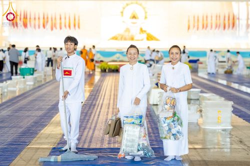 ภาพ No.277066:วันอาทิตย์ที่ 7 ธันวาคม พ.ศ. 2568 พิธีตักบาตรอาทิตย์ต้นเดือน ณ บ้านแก้วเรือนทองคุณยายฯ วัดพระธรรมกาย