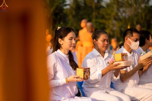ภาพ No.110315:พิธีตักบาตรพระธรรมยาตราฯ ในโครงการธรรมยาตรากตัญญูบูชา มหาปูชนียาจารย์ พระมงคลเทพมุนี(สด จนฺทสโร) พระผู้ปราบมาร ปีที่ 12 ณ อนุสรณ์สถานลำดับที่ 2 สถานที่ตั้งมโนปณิธานบวชตลอดชีวิต อนุสรณ์สถานบางนางแท่น จ.นครปฐม วันที่ 11 มกราคม พ.ศ. 2567
