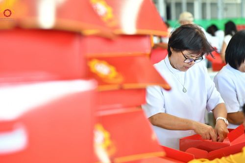 ภาพ No.212096:วันจันทร์ที่ 17 มีนาคม พ.ศ. 2568 บุญบรรจุกล่องไทยธรรม เพื่อถวายแด่พระสังฆาธิการ 40,000 กว่าวัดทั่วไทย ในวันคุ้มครองโลก 22 เมษายน พ.ศ. 2568 ณ บ้านแก้วเรือนทองคุณยายฯ วัดพระธรรมกาย