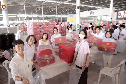 ภาพ No.214404:วันที่ 29 มีนาคม พ.ศ.2568 กิจกรรมใส่ถุงซิปกล่องไทยธรรม เพื่อรักษาความประณีตของกล่องไทยธรรม ในทุกสภาพอากาศ ณ บ้านแก้วเรือนทองคุณยาย วัดพระธรรมกาย