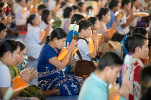 ภาพ No.143747:พิธีถวายผ้าไตร, สวดธรรมจักร, ปฏิบัติธรรม และฟังแสดงพระธรรมเทศนา ภาษาเมียนมา โดยมีสาธุชนชาวเมียนมากว่า 4,000 คน เข้าร่วมพิธี ณ มหารัตนวิหารคด วัดพระธรรมกาย วันอาทิตย์ที่ 7 กรกฎาคม พ.ศ. 2567