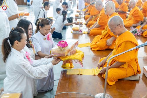 ภาพ No.177443:พิธีถวายภัตตาหารเมนูสวรรค์ และพิธีบุพเปตพลี ครั้งที่ 158 ร่วมอุทิศบุญแด่หมู่ญาติที่ล่วงลับไปแล้ว และสืบทอดอายุพระพุทธศาสนา ณ วัดพระธรรมกาย วันที่ 30 พฤศจิกายน พ.ศ.2567 (วันพระ แรม 15 ค่ำ เดือน 12)