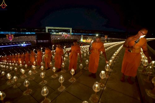 ภาพ No.253705:วันที่ 10 ตุลาคม พ.ศ. 2568 พิธีจุดประทีปบูชาพระผู้ปราบมาร, พิธีจุดประทีปบนพระมหาธรรมกายเจดีย์  20,000 ดวง เนื่องในวันคล้ายวันเกิดครบรอบ 141 ปี พระมงคลเทพมุนี (สด จนฺทสโร)