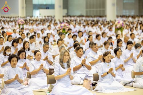 ภาพ No.232090:วันอาทิตย์ที่ 6 กรกฏาคม พ.ศ. 2568 พิธีตักบาตร ข้าวสารอาหารแห้ง  พิธีบูชาข้าวพระ สัมมนาพิเศษราชเหล็ก ณ สภาธรรมกายสากล วัดพระธรรมกาย