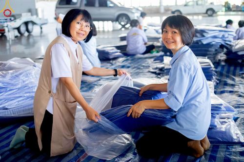 ภาพ No.218527:วันที่ 15 - 18 เมษายน พ.ศ. 2568 การเตรียมภาชนะสำหรับถวายภัตตาหาร , การจัดโต๊ะเก้าอี้ในลานธรรม , การแพ็คพัสดุงานต้อนรับ เพื่องานวันคุ้มครองโลก 22 เมษายน พ.ศ.2568 วัดพระธรรมกาย