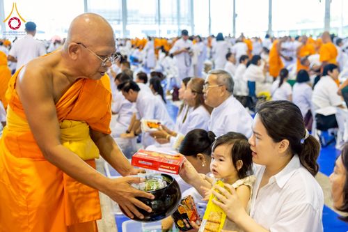 ภาพ No.223412:วันวิสาขบูชา วันอาทิตย์ที่ 11 พฤษภาคม พ.ศ. 2568 พิธีตักบาตร และปฎิบัติธรรม ณ สภาธรรมกายสากล วัดพระธรรมกาย