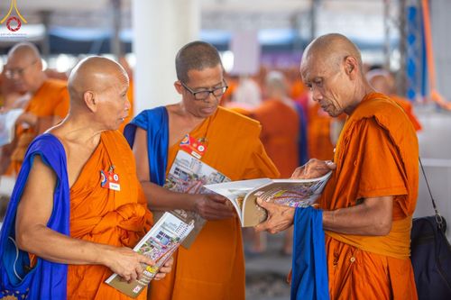 ภาพ No.60388:การต้อนรับพระสังฆาธิการ 10,000 กว่าวัดทั่วประเทศ พิธีมอบปัจจัยช่วยเหลือครู 4 จังหวัดชายแดนภาคใต้ พิธีปฏิบัติธรรม ในวันคุ้มครองโลก วันจันทร์ที่ 22 เมษายน พ.ศ.2567 ณ วัดพระธรรมกาย จ.ปทุมธานี