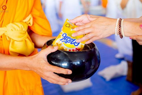 ภาพ No.222046:วันที่ 4 พฤษภาคม พ.ศ. 2568 พิธีตักบาตร เนื่องในวันอาทิตย์ต้นเดือน ณ บ้านแก้วเรือนทองคุณยายฯ วัดพระธรรมกาย