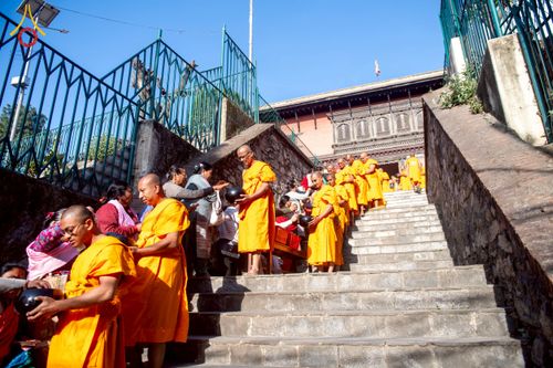 ภาพ No.213180:วันที่ 17 - 18 มีนาคม พ.ศ. 2568 คณะสงฆ์และสามเณรเดินบิณฑบาต รอบเมืองในพื้นที่ วัดสยมภูวนาถและราชวังปาตัน ณ เมืองกาฐมาณฑุ ประเทศเนปาล