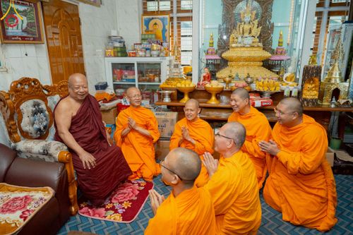 ภาพ No.220375:วันที่ 17 เมษายน พ.ศ. 2568 ผู้แทนวัดพระธรรมกาย ลงพื้นที่เยียวยา ซับน้ำตาเหยื่อแผ่นดินไหวมัณฑะเลย์