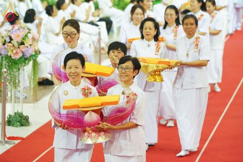 ภาพ No.134374:พิธีทอดผ้าป่าสมทบ มหาสังฆทาน 10,000 วัด ทั่วไทย วันอาทิตย์ต้นเดือนที่ 7 เมษายน พ.ศ.2567 ณ ห้องแก้วสารพัดนึก 1 สภาธรรมกายสากล  วัดพระธรรมกาย จ.ปทุมธานี