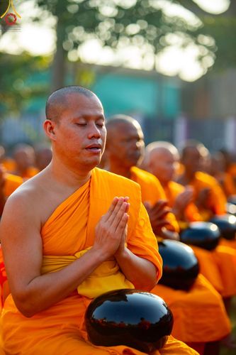 ภาพ No.197710:พิธีตักบาตรพระธรรมยาตรา ณ อนุสรณ์สถานลำดับที่ 4 สถานที่เกิดด้วยกายธรรม วัดโบสถ์(บน) ต.บางคูเวียง จ.นนทบุรี ในโครงการธรรมยาตรา กตัญญูบูชา มหาปูชนียาจารย์ พระมงคลเทพมุนี(สด จนฺทสโร) พระผู้ปราบมาร อนุสรณ์สถาน 7 แห่ง ปีที่ 13 วันที่ 19 มกราคม พ.ศ. 2568