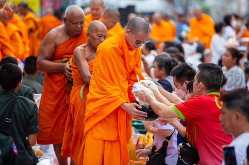 ภาพ No.85969:ตักบาตรพระนานาชาติ 10,000 รูป ใจกลางนครหาดใหญ่ จ.สงขลา วันอาทิตย์ที่ 20 สิงหาคม พ.ศ. 2566