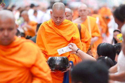 ภาพ No.237130:วันอาทิตย์ที่ 10 สิงหาคม พ.ศ. 2568 มหาสังฆทานครั้งยิ่งใหญ่ ตักบาตรพระ 10,000 รูป ถ.นิพัทธ์อุทิศ 3 ใจกลางนครหาดใหญ่ จ.สงขลา (ชุดที่ 2)