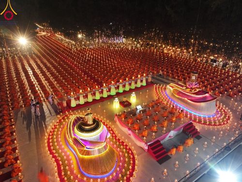 ภาพ No.107188:พิธีจุดประทีปถวายเป็นพุทธบูชา และบูชาธรรมมหาปูชนียาจารย์ ในโครงการธรรมยาตรากตัญญูบูชา มหาปูชนียาจารย์ พระมงคลเทพมุนี(สด จนฺทสโร) พระผู้ปราบมาร  อนุสรณ์สถาน 7 แห่ง ปีที่ 12  วันที่ 6 มกราคม พ.ศ. 2567 ณ อนุสรณ์สถานมหาวิหารพระมงคลเทพมุนี อ.สองพี่น้อง จ.สุพร