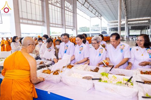 ภาพ No.202755:พิธีถวายภัตตาหารเป็นสังฆทาน แด่พระธรรมยาตรา ณ วัดพระธรรมกาย ตำบลคลองสาม อำเภอคลองหลวง จังหวัดปทุมธานี ในโครงการธรรมยาตรา กตัญญูบูชา มหาปูชนียาจารย์ พระมงคลเทพมุนี(สด จนฺทสโร) พระผู้ปราบมาร อนุสรณ์สถาน 7 แห่ง ปีที่ 13 วันที่ 28 มกราคม พ.ศ. 2568