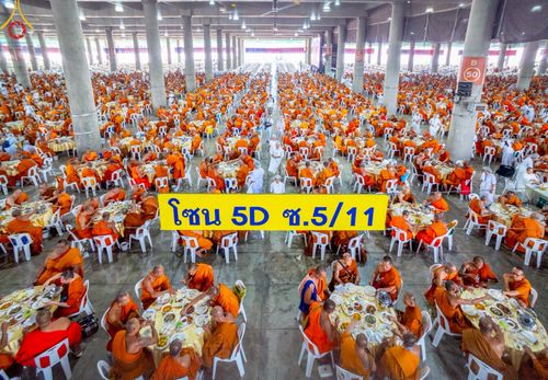 ภาพ No.219475:วันอังคารที่ 22 เมษายน พ.ศ. 2568 พิธีมอบปัจจัยช่วยเหลือครู 4 จังหวัดชายแดนภาคใต้ , พิธีกล่าวคำถวายอุปกรณ์ เพื่อเตรียมการต้อนรับคณะสงฆ์ฯ , พิธีกล่าวคำถวายภัตตาหารเป็นสังฆทาน , คณะสงฆ์ฉันภัตตาหารเพล  เนื่องในวันคุ้มครองโลก พิธีถวายมหาสังฆทานแด่คณะสงฆ์