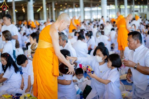 ภาพ No.151070:พิธีตักบาตร ในวันอาทิตย์ต้นเดือน วันที่ 1 กันยายน พ.ศ. 2567 ณ สภาธรรมกายสากล วัดพระธรรมกาย