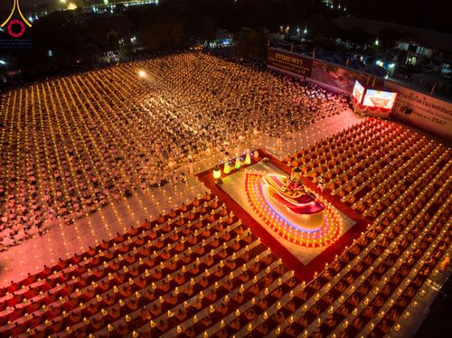 ภาพ No.112084:พิธีจุดประทีปถวายเป็นพุทธบูชา และบูชาธรรมมหาปูชนียาจารย์ พระมงคลเทพมุนี(สด จนฺทสโร) ในโครงการธรรมยาตรา กตัญญูบูชา มหาปูชนียาจารย์ พระมงคลเทพมุนี(สด จนฺทสโร) พระผู้ปราบมาร อนุสรณ์สถาน 7 แห่ง ปีที่ 12 วันที่ 14 มกราคม พ.ศ. 2567 ณ วัดสองพี่น้อง อ.สองพี่น้อง
