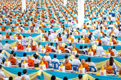 ภาพ No.60016:พิธีเจริญพระพุทธมนต์ "ฉลองอายุวัฒนมงคล 80 ปี หลวงพ่อธัมมชโย" พิธีถวายไทยธรรม คณะสงฆ์ 10,000 กว่าวัดทั่วประเทศ ในวันคุ้มครองโลก วันจันทร์ที่ 22 เมษายน พ.ศ. 2567 ณ สภาธรรมกายสากล วัดพระธรรมกาย จ.ปทุมธานี