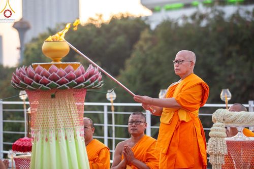 ภาพ No.201642:พิธีจุดประทีปถวายเป็นพุทธบูชา และบูชาธรรมมหาปูชนียาจารย์ ณ อาคารธรรมยาตรา กตัญญูบูชามหาปูชนียาจารย์ ตรงข้ามวัดปากน้ำภาษีเจริญ จ.กรุงเทพมหานคร ในโครงการธรรมยาตรา กตัญญูบูชา มหาปูชนียาจารย์ พระมงคลเทพมุนี(สด จนฺทสโร) พระผู้ปราบมาร อนุสรณ์สถาน 7 แห่ง