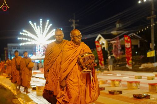 ภาพ No.187220:พิธีตักบาตรพระ ๕๐๐ รูป "สร้างบุญใหญ่ ส่งท้ายปีเก่า ต้อนรับปีใหม่ ๒๕๖๘" วันเสาร์ที่ ๒๘ ธันวาคม พ.ศ. ๒๕๖๗ ณ ถนนหน้าที่ว่าการอำเภอภูเรือ จังหวัดเลย