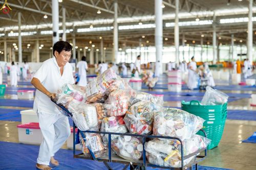 ภาพ No.243549:วันที่ 7 กันยายน พ.ศ. 2568 พิธีตักบาตร ข้าวสารอาหารแห้ง ในวันครูผู้ค้นพบวิชชาธรรมกาย ณ บ้านแก้วเรือนทองคุณยายฯ สภาธรรมกายสากล วัดพระธรรมกาย