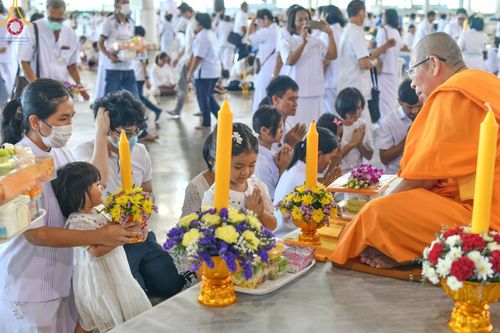 ภาพ No.143465:พิธีตักบาตร ข้าวสารอาหารแห้ง ณ บ้านแก้วเรือนทองคุณยายฯ และ พิธีบูชาข้าวพระ  ณ สภาธรรมกายสากล วัดพระธรรมกาย วันอาทิตย์ที่ 7 กรกฎาคม พ.ศ. 2567
