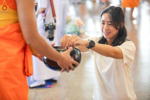 ภาพ No.159000:พิธีตักบาตร ในวันอาทิตย์ต้นเดือน วันที่ 6 ตุลาคม พ.ศ. 2567 ณ สภาธรรมกายสากล วัดพระธรรมกาย