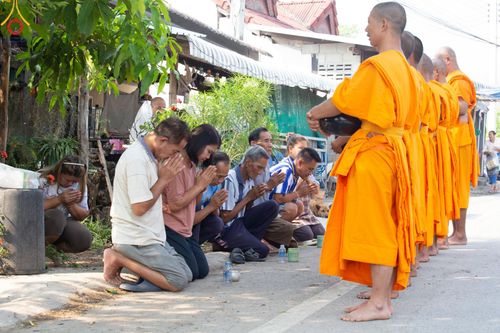 ภาพ No.62322:Photo Story  มหัศจรรย์วัดดงดินแดง Episode 4 กิจกรรมตักบาตรฉลองพระ-เณรกว่า 500 รูป