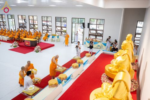 ภาพ No.160872:พิธีเจริญพระพุทธมนต์ และปิดแผ่นทองรูปเหมือน พระเดชพระคุณพระมงคลเทพมุนี (สด จนฺทสโร) พระผู้ปราบมาร จำนวน 3 องค์ วันเสาร์ที่ 5 ตุลาคม พ.ศ. 2567 ณ อาคารปลูกศรัทธา 2 (ชานชลาเดิม) วัดพระธรรมกาย อ.คลองหลวง จ.ปทุมธานี