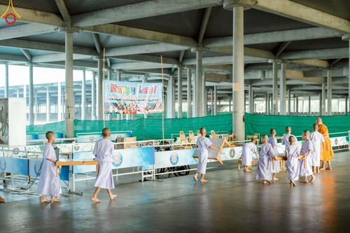 ภาพ No.214663:วันศุกร์ที่ 4 เมษายน พ.ศ.2568 นาคธรรมทายาทตักบาตรพระพี่เลี้ยง ในโครงการบรรพชาสามเณร ฟื้นฟูพระพุทธศาสนาทั่วไทย ณ วิหารคด 22 วัดพระธรรมกาย