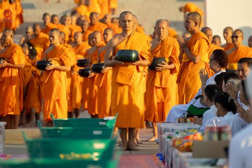 ภาพ No.187806:พิธีตักบาตรฉลองพระใหม่ ต้อนรับพุทธศักราช 2568 ณ ลานธรรมพระมหาธรรมกายเจดีย์ วัดพระธรรมกาย จ.ปทุมธานี วันที่ 1 มกราคม พ.ศ. 2568