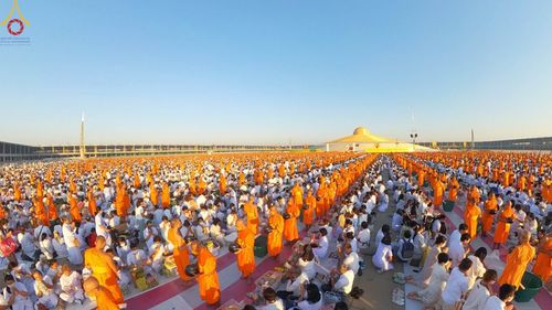 ภาพ No.105315:พิธีตักบาตรฉลองพระบวชใหม่ รุ่นบูชาธรรมมหาปูชนียาจารย์ และต้อนรับศักราชใหม่ วันจันทร์ที่ 1 มกราคม พ.ศ. 2567 ณ ลานธรรมพระมหาธรรมกายเจดีย์ วัดพระธรรมกาย