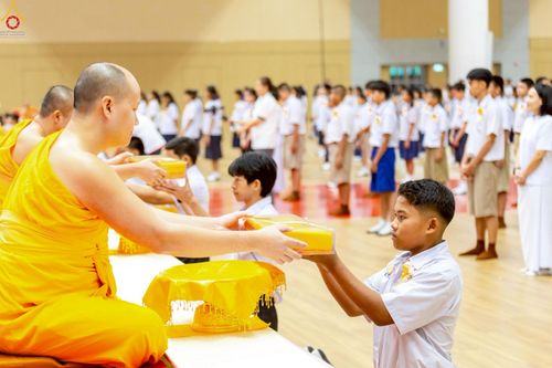 ภาพ No.245988:วันเสาร์ที่ 13 กันยายน พ.ศ. 2568 พิธีมอบผ้าไตรประธานกฐินสัมฤทธิ์เด็กดี V-Star ณ สภาธรรมกายสากล วัดพระธรรมกาย