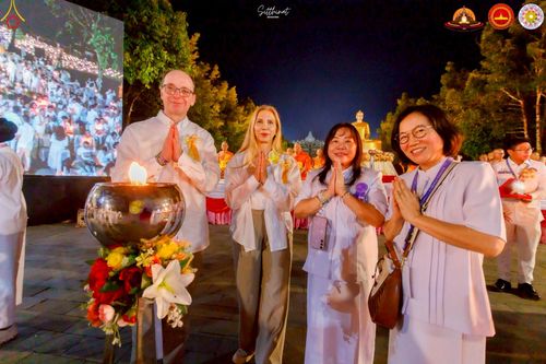 ภาพ No.224549:วันจันทร์ที่ 12 พฤษภาคม พ.ศ. 2568  ชาวพุทธในอินโดนีเซีย ร่วมฉลองวิสาขบูชาจุดประทีปกว่า 200,000 ดวง ณ พระมหาเจดีย์บรมพุทโธ  เจริญพุทธมนต์ถวาย “พระวชิรเกล้าเจ้าอยู่หัว”